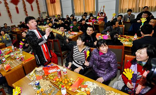 1月15日,演員姜旭在北京市順義區(qū)龍灣屯鎮(zhèn)活動中心演奏《橄欖樹》等經(jīng)典曲目。當(dāng)日,北京市文聯(lián)2012年“弘揚(yáng)‘北京精神’送歡樂下基層”系列演出來到北京市順義區(qū)龍灣屯鎮(zhèn),可容納300人的龍灣屯鎮(zhèn)活動中心座無虛席。據(jù)了解,2011年北京市文聯(lián)深入社區(qū)、部隊(duì)、學(xué)校、農(nóng)村,開展各類活動40余場,邀請文藝界名人舉辦系列講座26場,使廣大文藝工作者與群眾“零距離”接觸。新華社記者 張宇 攝