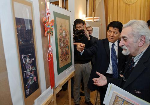 1月19日,在俄羅斯首都莫斯科,中國駐俄羅斯大使李輝(右二)在中俄民間繪畫展上向俄羅斯科學(xué)院世界文學(xué)研究所院士李福清(右一)介紹中國傳統(tǒng)年畫。當(dāng)日,由俄羅斯國家圖書館外國文學(xué)研究中心主辦的中俄民間繪畫藝術(shù)展在莫斯科舉行,展出的數(shù)十幅中國傳統(tǒng)水彩年畫、版畫及俄羅斯民間繪畫精品吸引眾多參觀者。新華社記者 姜克紅 攝