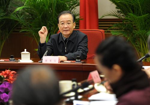 這是2月7日,溫家寶聽取教育、科技、文化、衛(wèi)生、體育界人士對(duì)《政府工作報(bào)告(征求意見稿)》的意見和建議。“我以為,社會(huì)事業(yè)最能體現(xiàn)公平正義,也直接反映群眾切身利益和對(duì)改革、發(fā)展的要求。這些年社會(huì)事業(yè)在政府工作報(bào)告中的分量越來(lái)越重,反映了社會(huì)事業(yè)在政府工作中的地位越來(lái)越重。我們的工作還有很多不足。今天請(qǐng)你們來(lái)座談,幫助政府一起想想辦法,希望大家暢所欲言。”2月7日上午9時(shí),國(guó)務(wù)院第一會(huì)議室。溫家寶總理誠(chéng)懇的開場(chǎng)白,拉開了座談會(huì)的序幕。大學(xué)校長(zhǎng)、藝術(shù)家、骨科大夫、演員、音樂(lè)家等10位教科文衛(wèi)體界人士就《政府工作報(bào)告(征求意見稿)》踴躍發(fā)表意見。新華社記者 馬占成 攝