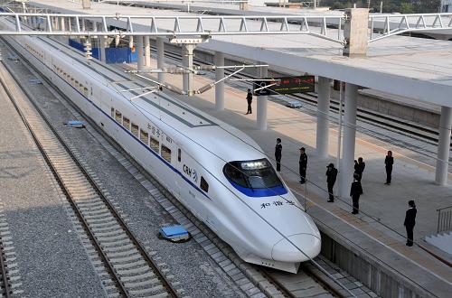 12月30日下午,廣西桂林至北海的動車組列車抵達(dá)北?;疖囌?。當(dāng)日,湘桂、柳南、沿海高鐵開通運(yùn)營,廣西6個(gè)城市奔馳9對動車組,北部灣經(jīng)濟(jì)區(qū)南寧、欽州、北海、防城港形成便捷的“1小時(shí)交通圈”。至此,廣西區(qū)內(nèi)大部分主要城市間實(shí)現(xiàn)高鐵銜接。
