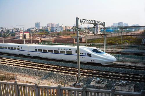 12月30日,一列動車組列車從廣西欽州站駛向防城港站。