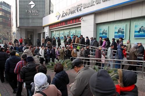 1月9日,上海市民排隊購買蛇年賀歲紀(jì)念幣。新華社發(fā) (丁汀 攝)