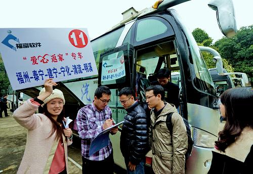 2月7日,乘坐“愛心返家”專車回家的外來務(wù)工者在歡送儀式上。 當(dāng)日,14部“愛心返家”專車滿載500名外來務(wù)工者及家屬從福州福富軟件公司出發(fā),免費護送他們安全返鄉(xiāng)。為讓回家過年的外來務(wù)工者走得順心舒心,該企業(yè)已連續(xù)5年包車免費護送外來工返鄉(xiāng)。 新華社記者 張國俊 攝
