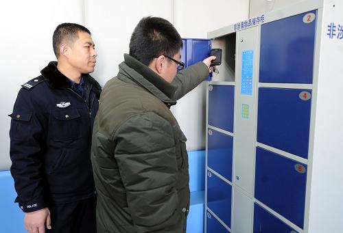 12月12日,嫌疑人在霸州市岔河集鄉(xiāng)派出所非涉案物品儲(chǔ)存柜里存放個(gè)人物品。嫌疑人的非涉案物品,可由本人憑密碼保管,待案件處理完畢后取回或委托家屬取走。近年來(lái),河北霸州公安系統(tǒng)從基層派出所入手,改進(jìn)硬件設(shè)施,規(guī)范辦案流程。通過(guò)實(shí)施執(zhí)法規(guī)范化建設(shè),有效確保了執(zhí)法安全,規(guī)范了執(zhí)法行為,保障了執(zhí)法公正,既便于民警操作,也有利于保障嫌疑人的人權(quán),有效提高辦案質(zhì)量。新華社記者 李曉果 攝