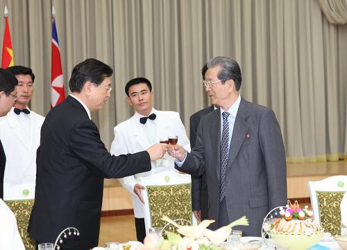 7月11日,中國友好代表團團長、國務院副總理張德江(前左)與朝鮮黨中央書記兼最高人民會議議長崔泰福(前右)在平壤人民文化宮舉行的《中朝友好合作互助條約》簽訂50周年紀念宴會上舉杯。當日,中國友好代表團團長、國務院副總理張德江與朝鮮黨中央書記兼最高人民會議議長崔泰福、副總理盧斗哲、對外文委委員長金貞淑等共同出席了由朝中友好協(xié)會在平壤人民文化宮舉行的《中朝友好合作互助條約》簽訂50周年紀念宴會并致辭。 新華社記者 張利 攝