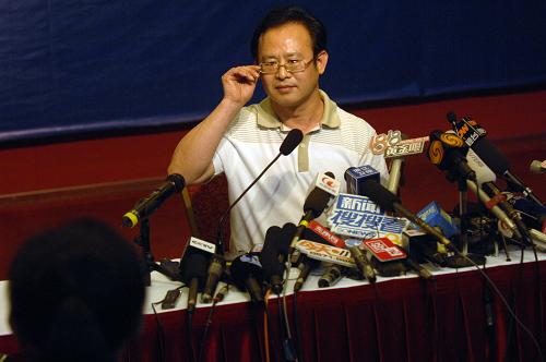 7月24日,鐵道部發(fā)言人王勇平在新聞發(fā)布會聽取一位記者的提問。新華社記者 黃宗治 攝