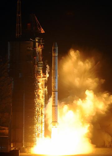 12月2日,載有北斗導(dǎo)航衛(wèi)星的長征三號甲運載火箭在我國西昌衛(wèi)星發(fā)射中心點火升空。當(dāng)日5時7分,我國在西昌衛(wèi)星發(fā)射中心用長征三號甲運載火箭,成功將第十顆北斗導(dǎo)航衛(wèi)星送入太空預(yù)定轉(zhuǎn)移軌道。這是北斗導(dǎo)航系統(tǒng)組網(wǎng)的第五顆傾斜地球同步軌道衛(wèi)星。這次成功發(fā)射,標(biāo)志著我國北斗區(qū)域衛(wèi)星導(dǎo)航系統(tǒng)建設(shè)又邁出了重要一步。這次發(fā)射的衛(wèi)星和火箭分別由中國航天科技集團(tuán)公司所屬中國空間技術(shù)研究院和中國運載火箭技術(shù)研究院研制。這是長征系列運載火箭的第153次飛行。新華社記者 燕雁 攝
