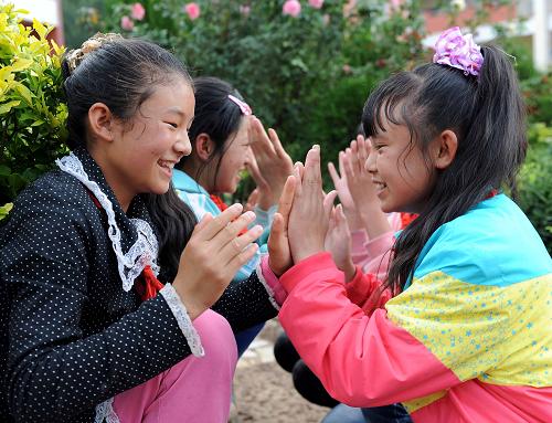 幾個孩子在鳳凰小學花園里做游戲(6月5日攝)。新華社記者 楊宗友 攝