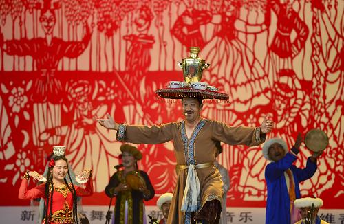 6月8日,來(lái)自新疆維吾爾自治區(qū)阿克蘇地區(qū)庫(kù)車(chē)縣的非物質(zhì)文化遺產(chǎn)傳承人在表演舞蹈《薩瑪瓦爾》。新華社記者江文耀攝