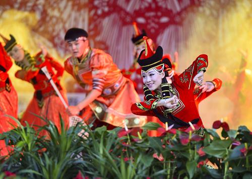6月8日,來(lái)自新疆博爾塔拉蒙古自治州的演員在表演舞蹈薩吾爾登。新華社記者江文耀攝