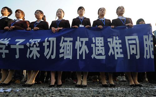 12月13日,學生代表在南京參加悼念儀式。新華社記者韓瑜慶攝
