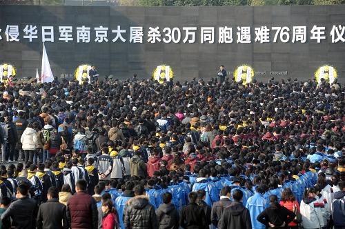 12月13日,各界人士在南京參加悼念儀式。新華社記者韓瑜慶攝