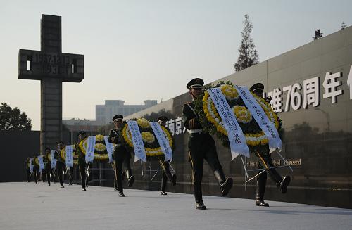 12月13日,武警戰(zhàn)士向南京大屠殺遇難同胞敬獻花圈。新華社記者韓瑜慶攝