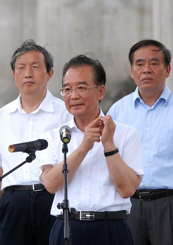 7月28日,中國國務(wù)院總理溫家寶在溫州察看“7·23”甬溫線特別重大鐵路交通事故現(xiàn)場(chǎng),悼念遇難者,看望受傷人員,對(duì)傷亡人員家屬表示深切慰問,并回答中外媒體記者的提問。新華社記者 黃宗治 攝