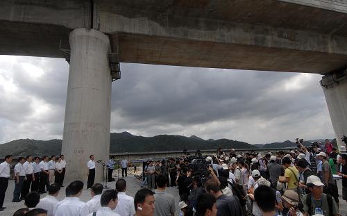 7月28日,中國國務(wù)院總理溫家寶在溫州察看“7·23”甬溫線特別重大鐵路交通事故現(xiàn)場(chǎng),悼念遇難者,看望受傷人員,對(duì)傷亡人員家屬表示深切慰問,并回答中外媒體記者的提問。 新華社記者 黃宗治 攝