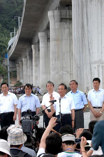 7月28日,中國國務(wù)院總理溫家寶在溫州察看“7·23”甬溫線特別重大鐵路交通事故現(xiàn)場(chǎng),悼念遇難者,看望受傷人員,對(duì)傷亡人員家屬表示深切慰問,并回答中外媒體記者的提問。 新華社記者 黃宗治 攝