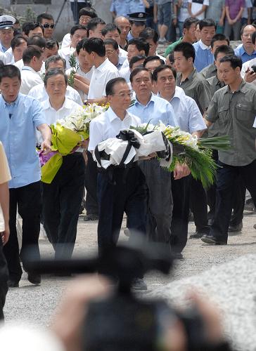 7月28日,中國國務(wù)院總理溫家寶在溫州察看“7·23”甬溫線特別重大鐵路交通事故現(xiàn)場(chǎng),悼念遇難者,看望受傷人員,對(duì)傷亡人員家屬表示深切慰問,并回答中外媒體記者的提問。新華社記者 黃宗治 攝