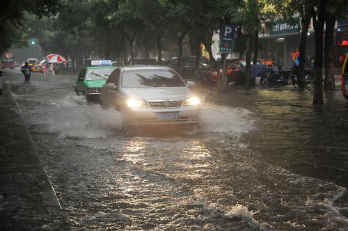 7月29日,在石家莊街頭,車輛在暴雨中前行。當(dāng)日,河北省出現(xiàn)今年入汛以來最強(qiáng)降雨過程。此前,河北省氣象臺發(fā)布了暴雨藍(lán)色預(yù)警信號。據(jù)介紹,這次降雨將持續(xù)到7月30日,伴有雷電、短時大風(fēng)、冰雹等強(qiáng)對流天氣,部分地區(qū)累計雨量可達(dá)100毫米以上,發(fā)生局地山洪、地質(zhì)災(zāi)害、城市內(nèi)澇和農(nóng)田漬澇的可能性極大。新華社記者 鞏志宏 攝