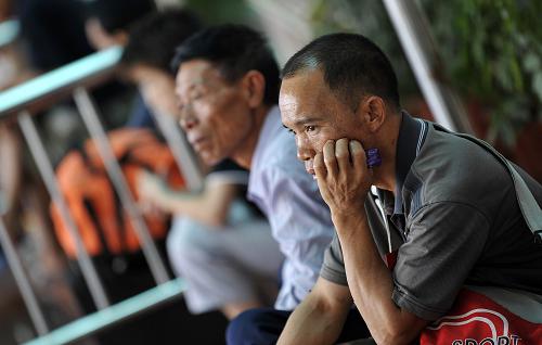7月29日,一些滯留旅客在??谑行阌⒏酆虼瑓^(qū)等待復(fù)航。新華社記 者郭程 攝