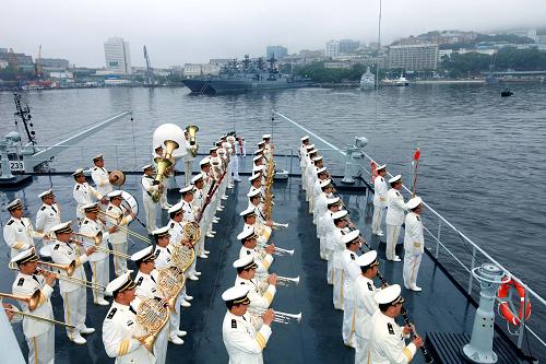 7月29日,中國(guó)海軍訓(xùn)練艦編隊(duì)駛抵俄羅斯符拉迪沃斯托克港。當(dāng)日,由“鄭和”號(hào)遠(yuǎn)洋訓(xùn)練艦和“洛陽(yáng)”號(hào)導(dǎo)彈護(hù)衛(wèi)艦組成的中國(guó)海軍訓(xùn)練艦編隊(duì)抵達(dá)俄羅斯符拉迪沃斯托克,開(kāi)始為期4天的友好訪問(wèn)。新華社記者 查春明 攝