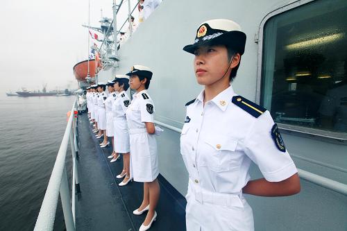 7月29日,中國(guó)海軍訓(xùn)練艦編隊(duì)駛抵俄羅斯符拉迪沃斯托克港。新華社記者 查春明 攝