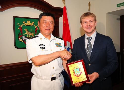 7月29日,中國(guó)海軍編隊(duì)指揮員田中(左一)拜會(huì)符拉迪沃斯托克市政府主要官員。新華社記者 查春明 攝