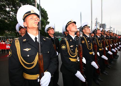 7月29日,俄羅斯海軍太平洋艦隊在符拉迪沃斯托克港碼頭舉行歡迎儀式。新華社記者 查春明 攝
