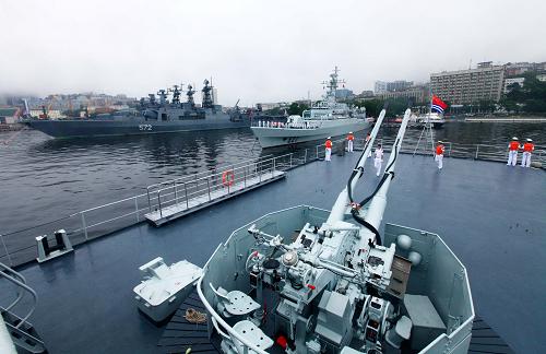 7月29日,中國海軍訓練艦編隊駛抵俄羅斯符拉迪沃斯托克港。新華社記者 查春明 攝