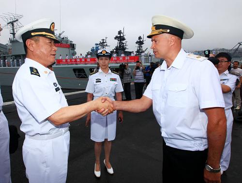 7月29日,俄海軍太平洋艦隊副司令里亞布欣少將(右一)在符拉迪沃斯托克港碼頭迎接中國海軍訓練艦編隊。新華社記者 查春明 攝