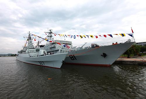 8月7日,中國海軍訓練艦編隊“鄭和”號遠洋訓練艦(右)和“洛陽”號導彈護衛(wèi)艦(左)??吭诔r元山港。8月8日,由“鄭和”號遠洋訓練艦和“洛陽”號導彈護衛(wèi)艦組成的中國海軍訓練艦編隊,結(jié)束對朝鮮為期4天的友好訪問,從元山港啟程回國。新華社記者 查春明 攝