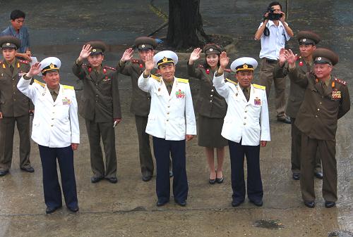8月8日,朝鮮海軍東海艦隊官兵在元山港碼頭為中國海軍訓練艦編隊送行。新華社記者 查春明 攝