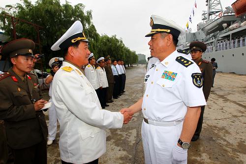 8月8日,朝鮮海軍東海艦隊司令員金明植少將(前左)在碼頭同中國海軍訓練艦編隊指揮員、中國人民解放軍海軍北海艦隊司令員田中中將(前右)話別。新華社記者 查春明 攝