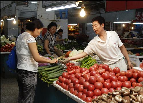 8月10日,鄭州市民在選購(gòu)蔬菜。國(guó)家統(tǒng)計(jì)局河南調(diào)查總隊(duì)日前發(fā)布數(shù)據(jù),7月份河南省居民消費(fèi)價(jià)格同比上漲7.1%,漲幅雖比6月份略有回落,但仍高于全國(guó)的平均漲幅。其中,城市上漲6.9%,農(nóng)村上漲7.5%;食品價(jià)格上漲16.5%,非食品價(jià)格上漲3.5%;消費(fèi)品價(jià)格上漲8.2%,服務(wù)項(xiàng)目?jī)r(jià)格上漲4.2%。新華社發(fā)(李博 攝)