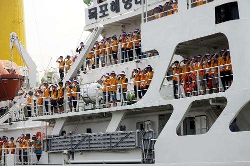 8月10日,中韓兩國的中學生在輪船駛進山東威海港時行禮。當日,參加中韓暑期航海夏令營的200多名中韓中學生乘坐韓國木浦海洋大學的兩艘訓練船,抵達山東威海進行旅游觀光和文化交流,其中包括來自浙江和云南的10名中學生。他們從韓國出發(fā),途經(jīng)我國威海、煙臺、蓬萊和上海,最后抵達日本。新華社發(fā)(于啟波 攝)