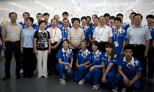 8月11日,劉延?xùn)|在大運(yùn)村餐廳與中國(guó)大學(xué)生體育代表團(tuán)的部分成員合影。當(dāng)日,中共中央政治局委員、國(guó)務(wù)委員劉延?xùn)|來(lái)到深圳大運(yùn)村,看望和慰問(wèn)參加第26屆世界大學(xué)生夏季運(yùn)動(dòng)會(huì)的運(yùn)動(dòng)員、教練員和工作人員。 新華社記者費(fèi)茂華攝