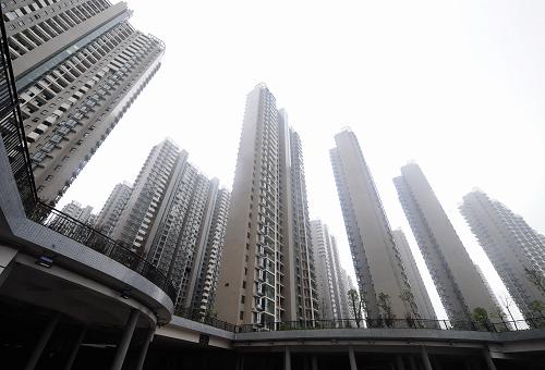 長沙市區(qū)一處剛建成的商品房小區(qū)(8月11日攝)。長沙市房產(chǎn)研究中心近日發(fā)布統(tǒng)計數(shù)據(jù)顯示,長沙前7個月房地產(chǎn)市場受調(diào)控政策影響銷售整體下行。據(jù)統(tǒng)計,1-7月,長沙地區(qū)新建商品房累計銷售備案1153.08萬平方米,銷售備案套數(shù)為109208套,同比分別減少8.95%、4.01%。其中,住宅累計銷售備案1039.26萬平方米,銷售備案套數(shù)為96691套,同比分別減少12.00%、7.98%。新華社記者 龍弘濤 攝