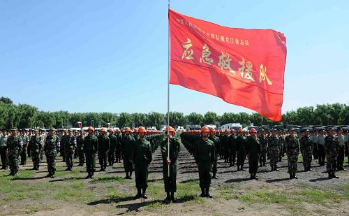 8月11日,應(yīng)急救援隊隊員集結(jié)。當(dāng)日,武警黑龍江省總隊?wèi)?yīng)急救援隊正式成立。該應(yīng)急救援隊核定編制100人,主要擔(dān)負地震、洪澇、泥石流、山體滑坡等自然災(zāi)害和其他突發(fā)公共事件應(yīng)急搶險,以及被困人員搜救、道路搶修、物資轉(zhuǎn)運等應(yīng)急救援及災(zāi)后重建任務(wù)。新華社記者 王松 攝