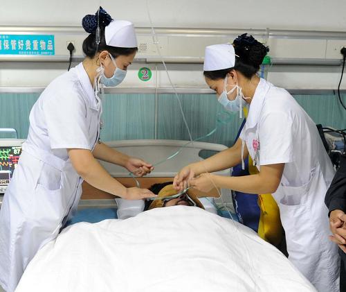8月27日,經(jīng)過不懈救援,黑龍江七臺河礦難的3名被困礦工獲救,安全升井。目前被送至七臺河市人民醫(yī)院進(jìn)行救治。新華社記者 王松 攝