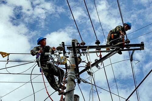 8月28日,福建省建甌市供電公司施工人員在東峰鎮(zhèn)井岐村進(jìn)行農(nóng)村電網(wǎng)升級(jí)改造。自2010年以來,福建省加緊實(shí)施新一輪農(nóng)村電網(wǎng)改造升級(jí)工程。此項(xiàng)工程將投資約138.9億元,覆蓋全省61個(gè)縣(區(qū)),897個(gè)鄉(xiāng)(鎮(zhèn)),12878個(gè)村,惠及農(nóng)村人口2500萬人。截至目前,全省已新建和改造110千伏變電站13座,新建110千伏線路143公里,改造居民戶表18.8萬戶。3年內(nèi),將實(shí)現(xiàn)全省農(nóng)網(wǎng)建制村改造面積達(dá)100%。新華社記者 張國俊 攝
