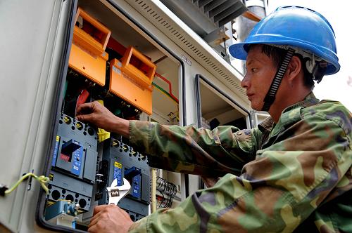 8月28日,福建省建甌市供電公司施工人員在東峰鎮(zhèn)井岐村安裝變壓器。新華社記者 張國俊 攝
