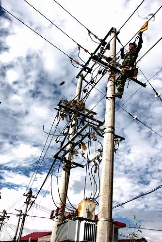 8月28日,福建省建甌市供電公司施工人員在架設(shè)線路。新華社記者 張國俊 攝