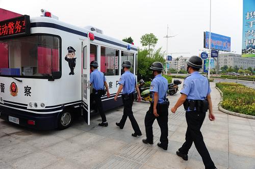 9月6日,在廣西玉林市玉東新區(qū)的一處流動(dòng)警務(wù)室,民警正在交接上班。今年6月底,廣西玉林市在城區(qū)主要街道、廣場、商業(yè)中心和人口稠密地段啟用了流動(dòng)警務(wù)室。自啟用以來,玉林城區(qū)治安發(fā)案率與去年同期相比大幅下降,這讓市民過得更安心。流動(dòng)警務(wù)室實(shí)際上是流動(dòng)警務(wù)車,車上配有警示照明、監(jiān)控?cái)z像、音響擴(kuò)音、便民箱等設(shè)施。新華社發(fā)(劉欽明 攝)