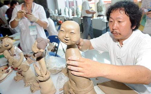 9月6日,一位陶藝家現(xiàn)場制作陶藝產(chǎn)品。當(dāng)日,以“淄博陶瓷、當(dāng)代國窯”為主題的第十一屆中國(淄博)國際陶瓷博覽會在山東淄博開幕。淄博及全國各地的近2000家陶瓷企業(yè)參加展會,展品涵蓋建筑陶瓷、衛(wèi)浴陶瓷、日用陶瓷、藝術(shù)陶瓷、高科技陶瓷等多個種類。山東淄博市是中國五大瓷都之一,目前全市陶瓷生產(chǎn)企業(yè)近650家,年銷售收入超過410億元。 新華社記者 范長國 攝