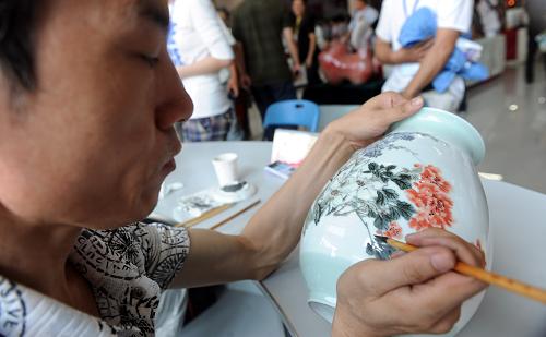 9月6日,陶藝家現(xiàn)場制作陶藝作品。新華社記者 范長國 攝