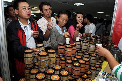9月6日,觀眾在一農(nóng)產(chǎn)品展示柜前參觀。當(dāng)日,2011年全國農(nóng)產(chǎn)品加工業(yè)投資貿(mào)易洽談會在河南省駐馬店市舉行。來自全國各地的120多個代表團(tuán)前來參加,洽談會將舉行農(nóng)業(yè)及農(nóng)產(chǎn)品加工業(yè)項目發(fā)布、農(nóng)產(chǎn)品展示及交易、農(nóng)產(chǎn)品加工業(yè)科研成果展示、現(xiàn)代農(nóng)業(yè)發(fā)展論壇等多項活動。新華社記者 朱祥 攝