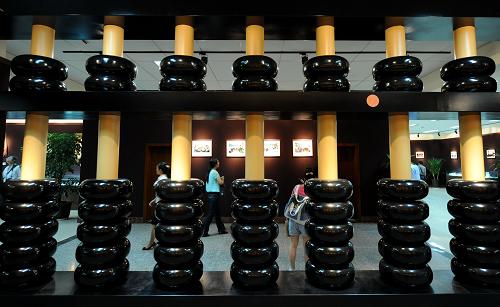 9月18日,參觀者在云南少數(shù)民族財(cái)會(huì)博物館內(nèi)參觀。當(dāng)日,云南少數(shù)民族財(cái)會(huì)博物館在云南昆明正式開(kāi)館。該館位于云南財(cái)經(jīng)大學(xué)內(nèi),展區(qū)面積達(dá)600多平方米,展品以具有云南少數(shù)民族會(huì)計(jì)發(fā)展特色的實(shí)物為主,目前收集了彝族、納西族、白族、拉祜族、傣族、佤族等10多個(gè)少數(shù)民族的2800多件財(cái)會(huì)物品(包括各種計(jì)算工具、收據(jù)、公章等),具備會(huì)計(jì)收藏、展示、研究、教學(xué)、交流等基本功能。新華社記者 藺以光 攝