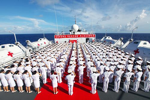 9月21日,在太平洋航行的中國海軍“和平方舟”號醫(yī)院船上,全體官兵和醫(yī)護人員面向國旗舉起右臂莊嚴宣誓。在國際和平日到來之際,執(zhí)行“和諧使命-2011”任務的中國海軍“和平方舟”號醫(yī)院船出訪官兵和醫(yī)護人員,21日在太平洋上舉行“宣揚和諧理念,爭當和平使者”的簽名宣誓儀式,表達中國軍人維護世界和平、構建和諧海洋的良好心愿。2001年9月7日,聯(lián)大通過第55/282號決議,決定從2002年開始,將每年的9月21日定為國際和平日。 新華社記者 查春明 攝