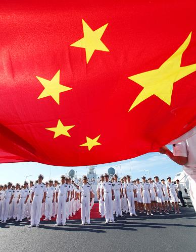 9月21日,在太平洋航行的中國海軍“和平方舟”號醫(yī)院船上,全體官兵和醫(yī)護人員向國旗表達心愿。 新華社記者 查春明 攝