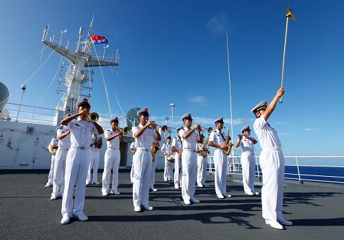 9月21日,在太平洋航行的中國海軍“和平方舟”號醫(yī)院船上,軍樂隊高奏中華人民共和國國歌。 新華社記者 查春明 攝