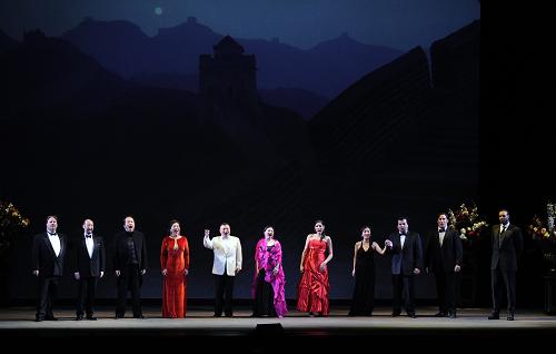 9月21日,在美國首都華盛頓肯尼迪表演藝術(shù)中心歌劇廳,中美歌唱家演唱《今夜無人入眠》。當(dāng)天,中美兩國音樂家攜手為觀眾奉獻(xiàn)了一臺名為“中美音樂慶典”的音樂會,由中國文化部和美國肯尼迪表演藝術(shù)中心合作舉辦的“中國:一個國家的藝術(shù)”文化系列活動由此拉開序幕。新華社記者 張軍 攝